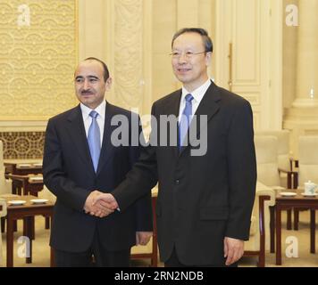 (150317) -- BEIJING, 17 mars 2015 -- du Qinglin (à droite), membre du secrétariat du Comité central du Parti communiste chinois et vice-président du Comité national de la Conférence consultative politique du peuple chinois (CCPPC), rencontre l assistant présidentiel azerbaïdjanais Ali Hasanov à Beijing, capitale de la Chine, le 17 mars 2015. )(MCG) CHINA-BEIJING-DU QINGLIN-ALI HASANOV-MEETING (CN) DingxLin PUBLICATIONxNOTxINxCHN Beijing Mars 17 2015 vous Qinglin r membre du Secrétariat du Comité central du Parti communiste de Chine et vice-président de la société politique S des célébrités chinoises Banque D'Images