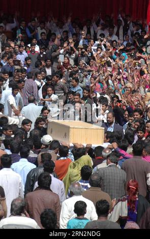 (150317) -- LAHORE, le 17 mars 2015 -- des Pakistanais assistent à des funérailles de victimes d'explosions d'église à Lahore, dans l'est du Pakistan, le 17 mars 2015. Les funérailles des chrétiens tués dans l'attaque de dimanche contre deux églises à Lahore au Pakistan ont eu lieu dans la ville mardi matin, ont rapporté les médias locaux. PAKISTAN-LAHORE-ATTACK-FUNERALS Sajjjad PUBLICATIONxNOTxINxCHN Lahore Mars 17 2015 Pakistanais assistent à un enterrement des victimes de l'église Blast dans l'est du Pakistan S Lahore Mars 17 2015 funérailles des chrétiens TUÉS dans dimanche S attaque À deux églises au Pakistan S Lahore ce héros dans la ville Mardi matin local M Banque D'Images