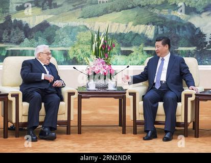 (150317) -- PÉKIN, le 17 mars 2015 -- le président chinois Xi Jinping (à droite) rencontre l'ancien secrétaire d'État américain Henry Kissinger au Grand Hall du peuple à Pékin, capitale de la Chine, le 17 mars 2015. )(MCG) CHINA-BEIJING-XI JINPING-HENRY KISSINGER-MEETING (CN) WangxYe PUBLICATIONxNOTxINxCHN Beijing Mars 17 2015 le président chinois Xi Jinping r rencontre l'ancien secrétaire d'État américain Henry Kissinger AU Grand Hall des célébrités à Beijing capitale de la Chine Mars 17 2015 mcg Chine Beijing Xi Jinping Henry Kissinger Meeting CN WangXYe PUBLICATIONxNOTxINxCHN Banque D'Images