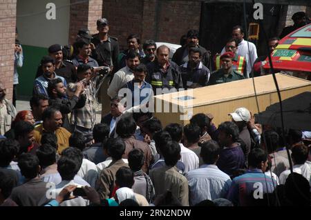 (150317) -- LAHORE, le 17 mars 2015 -- des Pakistanais assistent à des funérailles de victimes d'explosions d'église à Lahore, dans l'est du Pakistan, le 17 mars 2015. Les funérailles des chrétiens tués dans l'attaque de dimanche contre deux églises à Lahore au Pakistan ont eu lieu dans la ville mardi matin, ont rapporté les médias locaux. PAKISTAN-LAHORE-ATTACK-FUNERALS Sajjjad PUBLICATIONxNOTxINxCHN Lahore Mars 17 2015 Pakistanais assistent à un enterrement des victimes de l'église Blast dans l'est du Pakistan S Lahore Mars 17 2015 funérailles des chrétiens TUÉS dans dimanche S attaque À deux églises au Pakistan S Lahore ce héros dans la ville Mardi matin local M Banque D'Images