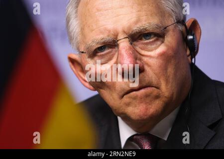 (150317) -- BERLIN, le 17 mars 2015 -- le ministre allemand des Finances, Wolfgang Schaeuble, assiste à une conférence de presse à Berlin, capitale de l'Allemagne, le 17 mars 2015. L'Allemagne a confirmé son adhésion à la Banque asiatique d'investissement dans les infrastructures (AIIB), a déclaré mardi le ministre allemand des Finances Wolfgang Schaeuble. GERMANY-BERLIN-AIIB-CONFIRMATION ZhangxFan PUBLICATIONxNOTxINxCHN Berlin Mars 17 2015 les ministres allemands des Finances Wolfgang Schaeuble assistent à une conférence de presse à Berlin capitale allemande LE 17 2015 mars l'Allemagne confirme son adhésion à la Banque asiatique d'investissement dans les infrastructures les ministres allemands des Finances Wolfga Banque D'Images