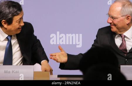 (150317) -- BERLIN, le 17 mars 2015 -- le vice-premier ministre chinois Ma Kai (à gauche) et le ministre allemand des Finances Wolfgang Schaeuble assistent à une conférence de presse à Berlin, capitale de l'Allemagne, le 17 mars 2015. L'Allemagne a confirmé son adhésion à la Banque asiatique d'investissement dans les infrastructures (AIIB), a déclaré mardi le ministre allemand des Finances Wolfgang Schaeuble. GERMANY-BERLIN-AIIB-CONFIRMATION ZhangxFan PUBLICATIONxNOTxINxCHN Berlin Mars 17 2015 le vice-premier ministre chinois ma Kai l et les ministres des Finances allemands Wolfgang Schaeuble assistent à une conférence de presse à Berlin capitale allemande LE 17 2015 mars l'Allemagne a confirmé son adhésion à La A Banque D'Images