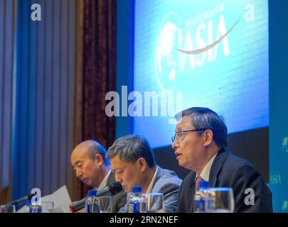 (150317) -- BEIJING, le 17 mars 2015 -- Zhou Wenzhong (R), Secrétaire général du Forum Boao pour l'Asie (BFA), prononce une allocution à la conférence annuelle 2015 du BFA et à la conférence de presse sur le Rapport annuel à Beijing, capitale de la Chine, le 17 mars 2015. Le Secrétariat de la BFA a publié mardi trois rapports sur l'intégration économique régionale, la compétitivité et le développement des industries émergentes. )(MCG) CHINA-BEIJING-BFA-PRESS CONFERENCE (CN) ShenxHong PUBLICATIONxNOTxINxCHN Beijing Mars 17 2015 Forum Boao pour l'Asie Secrétaire général de BFA Zhou Wenzhong r s'adresse à la Conférence annuelle de BFA 2015 et Rapport annuel Conférence de presse Banque D'Images