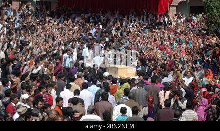 (150317) -- LAHORE, le 17 mars 2015 -- des Pakistanais assistent à des funérailles de victimes d'explosions d'église à Lahore, dans l'est du Pakistan, le 17 mars 2015. Les funérailles des chrétiens tués dans l'attaque de dimanche contre deux églises à Lahore au Pakistan ont eu lieu dans la ville mardi matin, ont rapporté les médias locaux. PAKISTAN-LAHORE-ATTACK-FUNERALS Sajjjad PUBLICATIONxNOTxINxCHN Lahore Mars 17 2015 Pakistanais assistent à un enterrement des victimes de l'église Blast dans l'est du Pakistan S Lahore Mars 17 2015 funérailles des chrétiens TUÉS dans dimanche S attaque À deux églises au Pakistan S Lahore ce héros dans la ville Mardi matin local M Banque D'Images