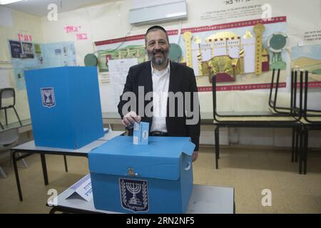 (150317) -- JÉRUSALEM, le 17 mars 2015 -- le chef du parti Shas israélien, Aryeh Deri, a déposé son bulletin de vote dans un bureau de vote lors des élections législatives israéliennes à Jérusalem, le 17 mars 2015. Israël a tenu ses élections parlementaires mardi. ) MIDEAST-JERUSALEM-ISRAEL-ELECTION-VOTE JINI PUBLICATIONxNOTxINxCHN Jérusalem Mars 17 2015 le chef du Parti S Shas d'Israël Aryeh Deri jette son bulletin de vote À un bureau de vote lors des ÉLECTIONS législatives israéliennes à Jérusalem LE 17 2015 mars Israël Hero ses ÉLECTIONS parlementaires LE mardi Mideast Jérusalem ÉLECTION israélienne VOTE Jini PUBLICATIONxNO Banque D'Images