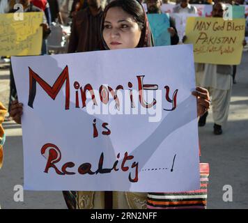 (150317) -- QUETTA, 17 mars 2015 -- Un musulman pakistanais tient une pancarte lors d'une manifestation contre les attentats suicides à la bombe perpétrés contre des églises de Lahore, qui ont tué plus de 15 personnes dans le sud-ouest du Pakistan, le 17 mars 2015.) PAKISTAN-QUETTA-PROTEST Irfan PUBLICATIONxNOTxINxCHN Quetta Mars 17 2015 un musulman pakistanais tient une pancarte lors d'une manifestation contre les attentats suicides à la bombe CONTRE des églises de Lahore qui ONT TUÉ plus de 15 célébrités dans le sud-ouest du Pakistan S Quetta LE 17 2015 mars Pakistan Quetta Protest Irfan PUBLICATIONxNOTxINxCHN Banque D'Images