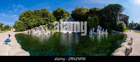 Vue panoramique de la Fontaine de Diane et Actaeon avec cascade à Giardini Reali Parco Reggia di Caserta. Banque D'Images