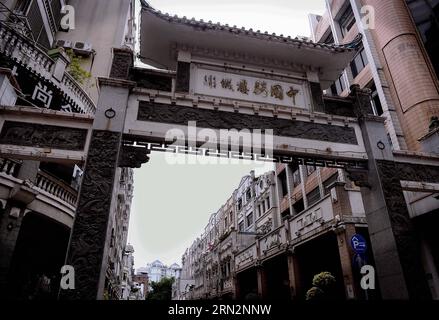 La photo prise le 27 octobre 2014 montre une partie d'un bâtiment Qilou dans la ville de Wuzhou, dans la région autonome de Guangxi Zhuang, au sud-ouest de la Chine. Les bâtiments Qilou, ou maisons d'arcade, ont d'abord été populaires en Europe et ont ensuite été introduits dans le monde. Le premier bâtiment de Qilou en Chine a été construit à Guangzhou, capitale de la province du Guangdong du sud de la Chine, qui est également parmi les premières villes côtières à embrasser la culture étrangère et commencer la modernisation. Dans les années 30 et 40, l architecture Qilou a commencé à prévaloir dans les régions méridionales de la Chine comme Guangdong, Guangxi, Hainan et Fujian, et elle est progressivement devenue un arc distinctif Banque D'Images
