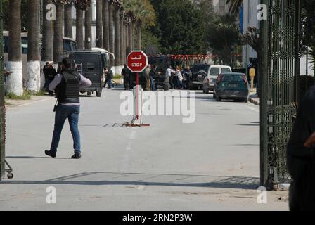 (150318) -- TUNIS, 18 mars 2015 -- des touristes montent dans un bus sous couvert de la police au musée du Bardo après une attaque armée contre le musée de Tunis, Tunisie, le 18 mars 2015. Au moins 19 personnes ont été tuées, dont 17 touristes, dans l'attaque de mercredi, a déclaré le Premier ministre tunisien Habib ESSID. TUNISIE-TUNIS-MUSÉE-ATTAQUE Adel PUBLICATIONxNOTxINxCHN Tunis Mars 18 2015 les touristes montent dans un bus sous le couvert de la police AU Musée du Bardo après une attaque armée CONTRE le Musée de Tunis Tunisie LE 18 2015 mars au moins 19 célébrités ont été TUÉES dont 17 touristes dans l'attaque de mercredi Banque D'Images