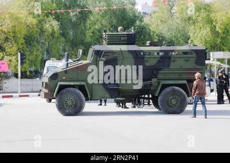 (150318) -- TUNIS, le 18 mars 2015 -- un véhicule blindé monte la garde près du musée du Bardo après une attaque armée contre le musée de Tunis, Tunisie, le 18 mars 2015. Au moins 19 personnes ont été tuées, dont 17 touristes, dans l'attaque de mercredi, a déclaré le Premier ministre tunisien Habib ESSID. TUNISIE-TUNIS-MUSÉE-ATTAQUE Adel PUBLICATIONxNOTxINxCHN Tunis Mars 18 2015 à véhicules blindés Garde près du Musée du Bardo après une attaque armée SUR le Musée de Tunis Tunisie LE 18 2015 Mars au moins 19 célébrités ont été TUÉES dont 17 touristes dans l'attaque de mercredi Tunisie S premiers ministres Ha Banque D'Images