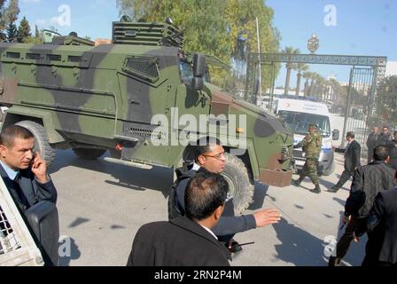 (150318) -- TUNIS, le 18 mars 2015 -- des policiers montent la garde près du musée du Bardo après une attaque armée contre le musée à Tunis, Tunisie, le 18 mars 2015. Au moins 19 personnes ont été tuées, dont 17 touristes, dans l'attaque de mercredi, a déclaré le Premier ministre tunisien Habib ESSID. TUNISIE-TUNIS-MUSEUM-ATTACK Adel PUBLICATIONxNOTxINxCHN Tunis Mars 18 2015 des policiers tiennent la garde près du Musée du Bardo après une attaque armée CONTRE le Musée de Tunis Tunisie LE 18 2015 mars au moins 19 célébrités ont été TUÉES dont 17 touristes dans l'attaque de mercredi le Premier ministre tunisien Habib Essi Banque D'Images