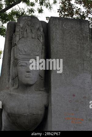 Détail de la tombe du poète et dramaturge irlandais Oscar Wilde dans le cimetière du Père Lachaise à Paris. Les baisers de rouge à lèvres laissés par les visiteurs sont visibles. Banque D'Images