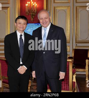 (150318) -- PARIS, 18 mars 2015 -- le ministre français des Affaires étrangères Laurent Fabius (R) pose pour des photos avec Jack Ma, entrepreneur chinois et fondateur du groupe Alibaba, à Paris, France, le 18 mars 2015. FRANCE-PARIS-FABIUS-JACK ma-MEETING ChenxXiaowei PUBLICATIONxNOTxINxCHN Paris Mars 18 2015 Ministres français des Affaires étrangères Laurent Fabius r pose pour des photos avec Jack ma Entrepreneur chinois et fondateur du groupe Alibaba à Paris France Mars 18 2015 France Paris Fabius Jack ma Meeting PUBLICATIONxNOTxINxCHN Banque D'Images