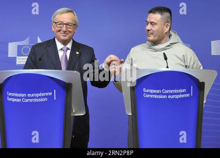 POLITIK Gemeinsame Erklärung von eu, Dänemark und Grönland 150319 -- BRUXELLES, 19 mars 2015 -- le président de la Commission européenne, Jean-Claude Juncker L, et le Premier ministre du Groenland, Kim Kielsen R, font une déclaration commune après la cérémonie de signature de la déclaration commune des trois parties au siège de l'UE à Bruxelles, Beglium, le 19 mars 2015, pour poursuivre et renforcer encore leurs relations et leur coopération. BELGIQUE-BRUXELLES-eu-DANMARK-GROENLAND YexPingfan PUBLICATIONxNOTxINxCHN politique Déclaration commune de l'UE Danemark et du Groenland Bruxelles Mars 19 2015 Président de la Commission européenne Jean Banque D'Images