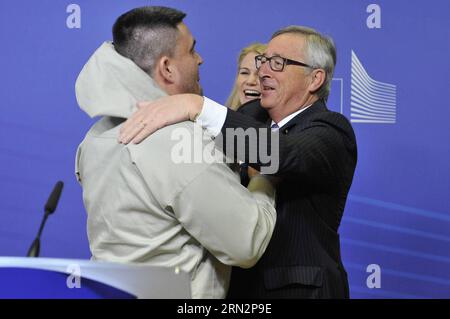 POLITIK Gemeinsame Erklärung von eu, Dänemark und Grönland 150319 -- BRUXELLES, 19 mars 2015 -- le président de la Commission européenne, Jean-Claude Juncker R, s'est entretenu avec le Premier ministre groenlandais, Kim Kielsen L, après une cérémonie de signature de la déclaration conjointe des trois parties au siège de l'UE à Bruxelles, Beglium, le 19 mars 2015, pour poursuivre et renforcer encore leurs relations et leur coopération. BELGIQUE-BRUXELLES-eu-DANMARK-GROENLAND YexPingfan PUBLICATIONxNOTxINxCHN politique Déclaration commune de l'UE Danemark et du Groenland Bruxelles Mars 19 2015 Président de la Commission européenne Jean Claude Junc Banque D'Images