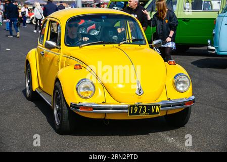 Volkswagen VW Beetle jaune Vintage rétro sur Show Shine, Melbourne Victoria Australie Banque D'Images