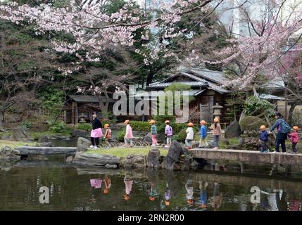 (150320) -- TOKYO, 20 mars 2015 -- les visiteurs marchent sous les cerisiers en fleurs dans un parc de Tokyo, 20 mars 2015.) JAPON-TOKYO-FLEUR DE CERISIER MaxPing PUBLICATIONxNOTxINxCHN Tokyo Mars 20 2015 les visiteurs marchent sous les cerisiers en fleurs dans un parc à Tokyo Mars 20 2015 Japon Tokyo Cherry Blossom PUBLICATIONxNOTxINxCHN Banque D'Images