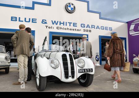 Reproduction d'un showroom de garage BMW, nommé garages bleus et blancs de Chichester, lors de l'événement Goodwood Revival Old Times. Frazer Nash 328 / BMW 328 Banque D'Images