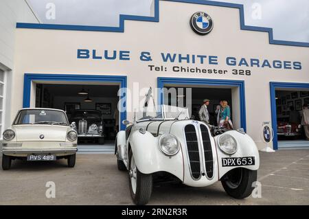 Reproduction d'un showroom de garage BMW, nommé garages bleus et blancs de Chichester, lors de l'événement Goodwood Revival Old Times. Frazer Nash 328 / BMW 328 Banque D'Images