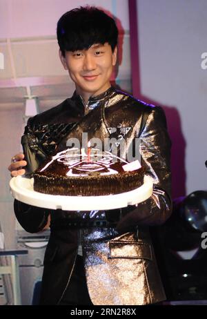 (150321) -- TAIPEI, 21 mars 2015 () -- le chanteur singapourien JJ Lin montre son gâteau d'anniversaire lors de sa fête d'anniversaire à Taipei, dans le sud-est de la Chine Taiwan, le 21 mars 2015. () (zwx) CHINA-TAIPEI-JJ LIN-BIRTHDAY PARTY(CN) Xinhua PUBLICATIONxNOTxINxCHN Taipei Mars 21 2015 Singapourian JJ Lin montre son gâteau d'anniversaire lors de sa fête d'anniversaire à Taipei Sud-est Chine TAIWAN Mars 21 2015 China Taipei JJ Lin Birthday Party CN XINHUA PUBLICATIONxNOTxINxCHN Banque D'Images