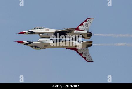 Les avions des Thunderbirds de l'US Air Force se produisent lors du Los Angeles County Air Show à l'aéroport William J Fox de Lancaster, Californie, aux États-Unis, le 21 mars 2015. (lrz) US-LOS ANGELES COUNTY AIR SHOW-THUNDERBIRDS ZhaoxHanrong PUBLICATIONxNOTxINxCHN Plan de l'US Air Force les Thunderbirds se produisent lors du Los Angeles County Air Show À l'aéroport William J Fox de Lancaster Californie l'U S LE 21 2015 mars, U S Los Angeles County Air Show Thunderbirds PUBLICATIONxNOTxINxCHN Banque D'Images