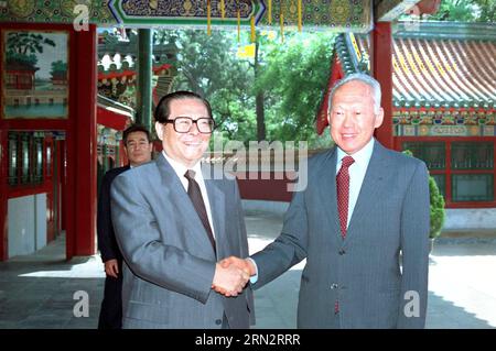 (150323) -- une photo prise le 18 mai 1993 montre le président chinois Jiang Zemin (L) rencontrant Lee Kuan Yew, à Pékin, capitale de la Chine. Lee Kuan Yew, ancien Premier ministre de Singapour, est décédé à 3:18 heures du matin le 23 mars 2015 à l'âge de 91 ans, selon un communiqué publié par le Bureau du Premier ministre (PMO). SINGAPORE-POLITICS-LEE KUAN YEW-FILE maxjuntian PUBLICATIONxNOTxINxCHN File photo prise LE 18 1993 mai montre alors le président chinois Jiang Zemin l rencontre avec Lee Kuan Yew à Beijing capitale de la Chine Lee Kuan Yew anciens premiers ministres de Singapour est décédé À 3 18 à Mars Banque D'Images