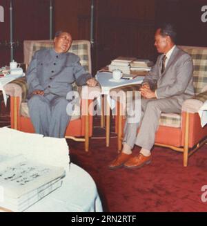 (150323) -- une photo prise le 12 mai 1976 montre le président de la Chine, Mao Zedong, rencontrant Lee Kuan Yew (à droite), à Pékin, capitale de la Chine. Lee Kuan Yew, ancien Premier ministre de Singapour, est décédé à 3:18 heures du matin le 23 mars 2015 à l'âge de 91 ans, selon un communiqué publié par le Bureau du Premier ministre (PMO). SINGAPORE-POLITICS-LEE KUAN YEW-FILE duxxiuxian PUBLICATIONxNOTxINxCHN fichier photo prise LE 12 1976 mai montre le président de la Chine Mao Zedong Réunion avec Lee Kuan Yew r à Beijing capitale de la Chine Lee Kuan Yew anciens premiers ministres de Singapour est décédé À 3 18 ANS LE 23 2015 mars au Banque D'Images