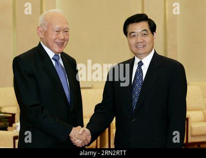 (150323) -- PÉKIN, 23 mars 2015 -- une photo prise le 19 juin 2004 montre le président chinois Hu Jintao (à droite) rencontrant Lee Kuan Yew, à Pékin, capitale de la Chine. Lee Kuan Yew, ancien Premier ministre de Singapour, est décédé à 3:18 heures du matin le 23 mars 2015 à l'âge de 91 ans, selon un communiqué publié par le Bureau du Premier ministre (PMO). SINGAPORE-POLITICS-LEE KUAN YEW-FILE yaoxdawei PUBLICATIONxNOTxINxCHN Beijing Mars 23 2015 fichier photo prise LE 19 2004 juin montre le président chinois HU Jintao r rencontre avec Lee Kuan Yew à Beijing capitale de la Chine Lee Kuan Yew ancien Premier min Banque D'Images