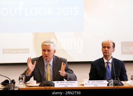 (150324) -- PHNOM PENH, le 24 mars 2015 -- Eric Sidgwick (L), directeur de la Banque asiatique de développement (BAD) pour le Cambodge, prend la parole lors d'une conférence de presse à Phnom Penh, Cambodge, le 24 mars 2015. L économie du Cambodge continuera de se développer en 2015 et 2016 en raison des exportations et du tourisme, d un assouplissement des tensions politiques et salariales intérieures, et de la baisse des coûts du carburant, a déclaré mardi la BAD. CAMBODGE-PHNOM PENH-ADB-ECONOMIE Sovannara PUBLICATIONxNOTxINxCHN Phnom Penh Mars 24 2015 Banque asiatique de développement le Directeur de la BAD pour le Cambodge Eric l intervient LORS D'une conférence de presse à Phnom Penh Cambodge Mars 24 201 Banque D'Images