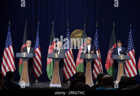 (150323) -- CAMP DAVID, mars. 23, 2015 -- (de R à L)US Le secrétaire à la Défense Ashton carter, le secrétaire d’État américain John Kerry, le président afghan Ashraf Ghani et le chef de l’exécutif afghan Abdullah Abdullah assistent à une conférence de presse à Camp David, Maryland, États-Unis, le 23 mars 2015. Le secrétaire américain à la Défense Ashton carter a déclaré lundi que l'administration Obama cherchait un financement pour s'assurer que les troupes afghanes sont maintenues à leur niveau de pointe cible jusqu'en 2017, comme un mouvement pour montrer l'engagement des États-Unis en faveur d'un partenariat stratégique avec l'Afghanistan. US-CAMP DAVID-PRÉSIDENT AFGHAN-VISITE YINXBOGU BLI Banque D'Images