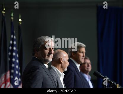 (150323) -- CAMP DAVID, mars. 23, 2015 -- (de R à L)US Le secrétaire à la Défense Ashton carter, le secrétaire d’État américain John Kerry, le président afghan Ashraf Ghani et le chef de l’exécutif afghan Abdullah Abdullah assistent à une conférence de presse à Camp David, Maryland, États-Unis, le 23 mars 2015. Le secrétaire américain à la Défense Ashton carter a déclaré lundi que l'administration Obama cherchait un financement pour s'assurer que les troupes afghanes sont maintenues à leur niveau de pointe cible jusqu'en 2017, comme un mouvement pour montrer l'engagement des États-Unis en faveur d'un partenariat stratégique avec l'Afghanistan. US-CAMP DAVID-PRÉSIDENT AFGHAN-VISITE YINXBOGU BLI Banque D'Images