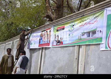 (150324) -- QUETTA, le 24 mars 2015 -- des membres du personnel hospitalier accrochent des banderoles sur un mur à l'occasion de la Journée mondiale de la tuberculose à Quetta, dans le sud-ouest du Pakistan, le 24 mars 2015. La Journée mondiale de la tuberculose est célébrée chaque année pour sensibiliser à la maladie épidémique mondiale de la tuberculose. ) PAKISTAN-QUETTA-JOURNÉE MONDIALE DE LA TUBERCULOSE Asad PUBLICATIONxNOTxINxCHN Quetta Mars 24 2015 membres du personnel hospitalier banderoles SUR un mur À L'OCCASION DE la Journée mondiale de la tuberculose dans le sud-ouest du Pakistan S Quetta LE 24 2015 mars la Journée mondiale de la tuberculose EST célébrée chaque année pour sensibiliser à la maladie épidémique mondiale de tuberculo Banque D'Images