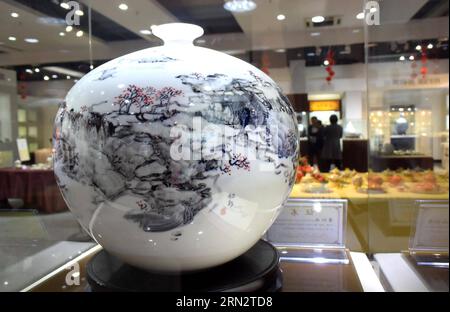 (150324) -- JINAN, 24 mars 2015 -- une photo prise le 24 mars 2015 montre un morceau de chinaware exposé lors d'une exposition gratuite de chinaware tenue dans la ville de Zibo, dans la province du Shandong de l'est de la Chine. (Zwx) CHINA-SHANDONG-ZIBO-CHINAWARE EXHIBITION(CN) XuxSuhui PUBLICATIONxNOTxINxCHN Jinan Mars 24 2015 une photo prise LE 24 2015 mars montre un morceau de produits chinois exposé lors d'une exposition de produits chinois libre héros dans la ville de Zibo East China S Shan Dong province China Shan Dong Zibo China Exhibition de produits chinois XuxSuhui PUBLICATIONxNOTxNoxCHN Banque D'Images