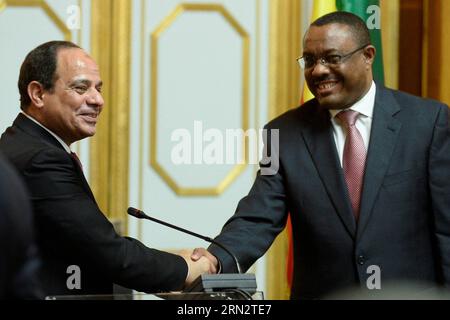 (150324) -- ADDIS-ABEBA, 24 mars 2015 -- le président égyptien Fattah al-Sisi (à gauche) serre la main du Premier ministre éthiopien Hilemariam Desalegn lors d’une conférence de presse après leur rencontre sur les questions de sécurité en Afrique, les relations bilatérales et le Grand barrage de la Renaissance éthiopienne (GERD), que l’Éthiopie construit sur le Nil, à Addis-Abeba, Éthiopie, le 24 mars 2015. )(zhf) ETHIOPIE-ADDIS ABEBA-EGYPTE-PRESIDENT-MEET MichaelxTewelde PUBLICATIONxNOTxINxCHN Addis Ababa Mars 24 2015 le Président égyptien Fattah Al Sisi serre la main des premiers ministres éthiopiens lors d'une conférence de presse Banque D'Images