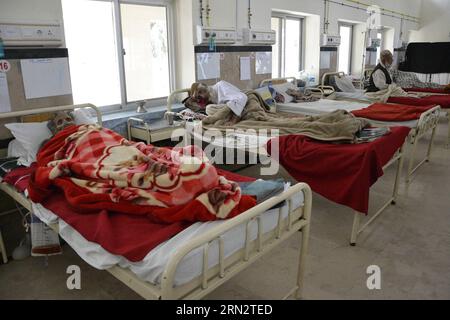 (150324) -- QUETTA, le 24 mars 2015 -- des patients tuberculeux reçoivent un traitement médical dans un hôpital à l'occasion de la Journée mondiale de la tuberculose, à Quetta, dans le sud-ouest du Pakistan, le 24 mars 2015. La Journée mondiale de la tuberculose est célébrée chaque année pour sensibiliser à la maladie épidémique mondiale de la tuberculose. ) PAKISTAN-QUETTA-JOURNÉE MONDIALE DE LA TUBERCULOSE Asad PUBLICATIONxNOTxINxCHN Quetta Mars 24 2015 les patients tuberculeux reçoivent un traitement médical DANS un hôpital À L'OCCASION DE la Journée mondiale de la tuberculose dans le sud-ouest du Pakistan S Quetta LE 24 2015 mars la Journée mondiale de la tuberculose EST célébrée chaque année pour sensibiliser à la Goba Banque D'Images