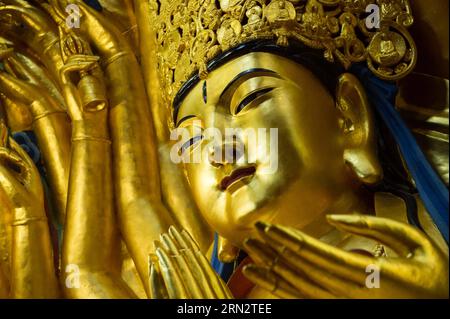 (150324) -- CHONGQING, 24 mars 2015 -- la photo prise le 24 mars 2015 montre la sculpture Kwan-yin aux mille mains avec son travail de dorure terminé dans la municipalité de Chongqing au sud-ouest de la Chine. La sculpture terminera sa réparation en juin de cette année et sera ouverte au public. (Zwx) CHINA-CHONGQING-KWAN-YIN SCULPTURE-RÉPARATION(CN) LiuxChan PUBLICATIONxNOTxINxCHN Chongqing Mars 24 2015 photo prise LE 24 2015 mars montre la sculpture Thousand Hand Kwan Yin avec son travail terminé dans le sud-ouest de la Chine S Chongqing Municipalité la sculpture terminera sa réparation en juin de cette année et sera ouverte à la pu Banque D'Images