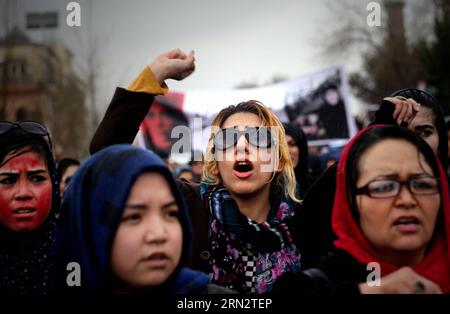 (150324) -- KABOUL, 24 mars 2015 -- le peuple afghan crie des slogans lors d'une manifestation réclamant justice pour une femme battue à mort à Kaboul, Afghanistan, le 24 mars 2015. Une foule en colère a battu à mort une femme et brûlé son corps le 19 mars pour avoir prétendument brûlé une copie du Coran à Kaboul, ont déclaré des responsables de la police. )(azp) AFGHANISTAN-KABOUL-MANIFESTATION AhmadxMassoud PUBLICATIONxNOTxINxCHN Kaboul Mars 24 2015 des célébrités afghanes crient des slogans lors d'une manifestation réclamant justice pour une femme qui a battu à mort à Kaboul Afghanistan Mars 24 2015 à la foule en colère battre une femme à mort et brûler son B. Banque D'Images