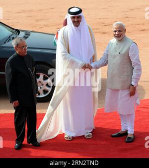 (150325) -- NEW DELHI, le 25 mars 2015 -- le président indien Pranab Mukherjee (à gauche) et le premier ministre indien Narendra Modi (à droite) accueillent l'émir du Qatar, le cheikh Tamim bin Hamad al-Thani, lors d'une cérémonie de bienvenue au palais présidentiel indien à New Delhi, en Inde, le 25 mars 2015.) (djj) INDIA-NEW DELHI-QATAR-EMIR-VISIT ParthaxSarkar PUBLICATIONxNOTxINxCHN New Delhi Mars 25 2015 le Président indien Pranab Mukherjee et les premiers ministres indiens Narendra modes r accueillent l'émir du Qatar Sheikh Tamim am Hamad Al Thani lors d'une cérémonie de bienvenue AU Palais présidentiel indien à New Delhi Inde Mars 25 Banque D'Images