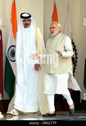 (150325) -- NEW DELHI, le 25 mars 2015 -- l'émir du Qatar Cheikh Tamim bin Hamad al-Thani (à gauche) s'entretient avec le Premier ministre indien Narendra Modi avant leur rencontre à Hyderabad House à New Delhi, en Inde, le 25 mars 2015. L émir Cheikh Tamim bin Hamad Al-Thani du Qatar était en visite d Etat de deux jours en Inde. )(zhf) INDIA-NEW DELHI-QATAR-MODI-MEETING ParthaxSarkar PUBLICATIONxNOTxINxCHN New Delhi Mars 25 2015 Emir du Qatar Cheikh Tamim am Hamad Al Thani l entretiens avec les premiers ministres indiens Narendra modes avant leur rencontre À Hyderabad House à New Delhi Inde LE 25 2015 mars Emir Cheikh du Qatar Banque D'Images