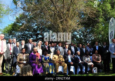 (150325)-- KASANE, 25 mars 2015-- les principaux délégués, dont le président du Botswana Seretse Khama Ian Khama (avant, R4) et le président du Gabon Ali Bongo (avant, L4), posent pour une photo de groupe à Kasane, ville du nord-est du Botswana, le 25 mars 2015. Des délégations de 35 pays et d’environ 20 organisations internationales ont assisté mercredi à la Conférence Kasane d’une journée dans le but de définir des engagements spécifiques pour éradiquer le marché des produits illégaux d’espèces sauvages, assurer des moyens de dissuasion efficaces et renforcer l’application des lois et le développement économique. )(AZP) BOTSWANA-KASANE-FAUNE C Banque D'Images