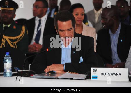 (150325)-- KASANE, 25 mars 2015-- le président du Botswana, Seretse Khama Ian Khama, s'adresse à la Conférence de Kasane sur le commerce illégal des espèces sauvages dans la ville de Kasane, au nord-est du Botswana, le 25 mars 2015. Des délégations de 35 pays et d’environ 20 organisations internationales ont assisté mercredi à la Conférence Kasane d’une journée dans le but de définir des engagements spécifiques pour éradiquer le marché des produits illégaux d’espèces sauvages, assurer des moyens de dissuasion efficaces et renforcer l’application des lois et le développement économique. )(azp) BOTSWANA-KASANE-WILDLIFE CONFERENCE LuxTianran PUBLICATIONxNOTxINxCH Banque D'Images