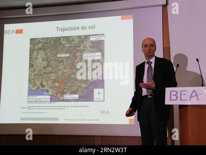 (150325) -- PARIS, le 25 mars 2015 -- Remi Jouty, directeur général du Bureau français d'enquête et d'analyse pour la sécurité de l'aviation civile (BEA), prend la parole lors d'une conférence de presse à Paris, France, le 25 mars 2015. L'organisation française de la sécurité aérienne a réussi à extraire des données utiles de la boîte noire endommagée récupérée de l'Airbus A320 de Germanwings abattu qui s'est écrasé mardi, a déclaré un haut fonctionnaire mercredi. FRANCE-PARIS-AIRBUS A320 CRASH-BOÎTE NOIRE-DONNÉES UTILES ZhangxXuefei PUBLICATIONxNOTxINxCHN Paris Mars 25 2015 Remi Directeur général du Bureau français d'enquête et d'analyse pour Banque D'Images