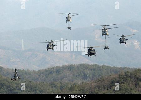 (150325) -- POCHEON, le 25 mars 2015 -- hélicoptères blindés convoi d'hélicoptères cargo lors de l'exercice militaire annuel conjoint Foal Eagle entre la Corée du Sud et les États-Unis à Pocheon, au nord-est de Séoul, le 25 mars 2015.) CORÉE DU SUD-POCHEON-U.S. EXERCICE MILITAIRE SeongbinxKang PUBLICATIONxNOTxINxCHN Mars 25 2015 hélicoptères blindés convoi Cargo hélicoptères pendant l'EXERCICE militaire conjoint annuel Foal Eagle entre la Corée du Sud et les États-Unis dans le nord-est de Séoul Mars 25 2015 Corée du Sud exercice militaire U S PUBLICATIONxNOTxINxCHN Banque D'Images