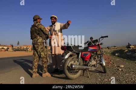 (150325) -- NANGARHAR, le 25 mars 2015 -- un soldat de l'armée nationale afghane fouille un passager à un poste de contrôle dans la province de Nangharhar, Afghanistan, le 25 mars 2015. )(zhf) AFGHANISTAN-NANGARHAR-ARMY TahirxSafi PUBLICATIONxNOTxINxCHN Nangarhar Mars 25 2015 un soldat de l'armée nationale afghane fouille un passager À un point de contrôle dans la province Afghanistan Mars 25 2015 Afghanistan Nangarhar Army PUBLICATIONxNOTxINxCHN Banque D'Images