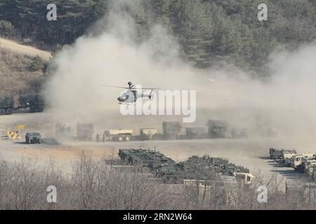 (150325) -- POCHEON, le 25 mars 2015 -- un hélicoptère blindé se prépare à atterrir au sol lors de l'exercice militaire conjoint annuel Foal Eagle entre la Corée du Sud et les États-Unis à Pocheon, au nord-est de Séoul, le 25 mars 2015.) CORÉE DU SUD-POCHEON-U.S.-EXERCICE MILITAIRE SeongbinxKang PUBLICATIONxNOTxINxCHN Mars 25 2015 à Armored Helicopter se préparer au pays SUR le terrain pendant l'EXERCICE militaire annuel conjoint Foal Eagle entre la Corée du Sud et les États-Unis dans le nord-est de Séoul Mars 25 2015 Corée du Sud U S EXERCICE militaire PUBLICATIONxNOTxINxCHN Banque D'Images