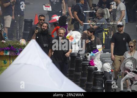 (150325) -- MEXICO, 25 mars 2015 -- le réalisateur britannique Sam Mendes (C) est vu dans le tournage du nouveau film de James Bond spectre dans le centre-ville de Mexico, capitale du Mexique, le 25 mars 2015.) (jp) MEXICO-MEXICO CITY-FILM spectre TOURNAGE AlejandroxAyala PUBLICATIONxNOTxINxCHN Mexico Mars 25 2015 le réalisateur britannique Sat Mendes C EST Lakes dans le tournage de New James Bond Movie Specter au centre-ville de Mexico capitale du Mexique LE 25 2015 mars JP Mexico Mexico Mexico film Specter tournage de PUBLICATIONxNOTxINxCHN Banque D'Images