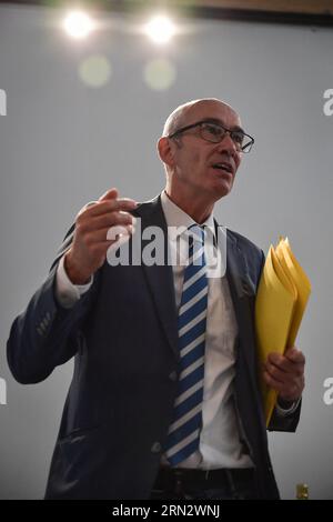 Gennevilliers, France. 31 août 2023. Le maire de Gennevilliers, Patrice Leclerc, s’exprime à l’espace Saâd-Abssi lors d’une visite à Gennevilliers en périphérie de Paris pour célébrer le renouveau urbain du quartier des Agnettes le 31 août 2023. Photo de Firas Abdullah/ABACAPRESS.COM crédit : Abaca Press/Alamy Live News Banque D'Images