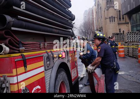 (150326) -- NEW YORK, le 26 mars 2015 -- les pompiers se préparent à travailler sur le site où un incendie s'est déclaré à New York, aux États-Unis, le 26 mars 2015. Un incendie massif a éclaté après une explosion dans un bâtiment dans le quartier de East Village de New York City jeudi, faisant au moins une douzaine de blessés, dont trois grièvement, ont déclaré les pompiers. U.S.-NEW YORK-BUILDING-FIRE WuxXia PUBLICATIONxNOTxINxCHN New York Mars 26 2015 les pompiers se préparent à travailler SUR le site où un incendie s'est déclaré à New York les Etats-Unis LE 26 2015 mars un incendie massif a éclaté après Expl Banque D'Images