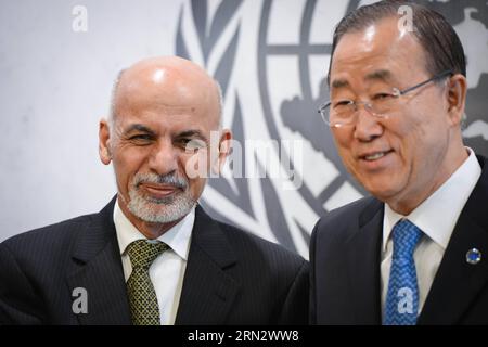 (150326) -- NEW YORK, 26 mars 2015 -- le président afghan Ashraf Ghani (à gauche) pose pour des photos avec le secrétaire général des Nations unies Ban Ki-moon lors de leur réunion au siège des Nations unies à New York, le 26 mars 2015.) Un-NEW YORK-AFGHANISTAN-PRESIDENT NiuxXiaolei PUBLICATIONxNOTxINxCHN New York Mars 26 2015 le Président afghan Ashraf Ghani l pose pour des photos avec le Secrétaire général de l'ONU Ban KI Moon lors de leur rencontre au siège de l'ONU à New York LE 26 2015 mars le Président de l'ONU New York Afghanistan PUBLICATIONxNOTxINxCHN Banque D'Images