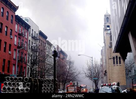 (150326) -- NEW YORK, 26 mars 2015 -- la photo prise le 26 mars 2015 montre le site où un incendie s'est déclaré à New York, aux États-Unis, le 26 mars 2015. Un incendie massif a éclaté après une explosion dans un bâtiment dans le quartier de East Village de New York City jeudi, faisant au moins une douzaine de blessés, dont trois grièvement, ont déclaré les pompiers. U.S.-NEW YORK-BUILDING-FIRE WuxXia PUBLICATIONxNOTxINxCHN New York Mars 26 2015 la photo prise LE 26 2015 Mars montre le site où un incendie a éclaté à New York les Etats-Unis LE 26 2015 Mars un incendie massif a éclaté après Banque D'Images